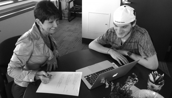 Daria Wielebinski helps ESU student Andrew DeCredico write a resume. Photo Credit / Kendrick Diaz